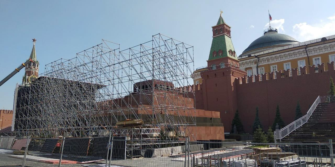 Кто решил, что Мавзолей Ленина должен быть закрыт фанерой на День Победы