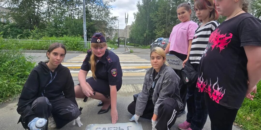В Нижнем Тагиле на тротуарах появились надписи «Сними наушники» и «Убери телефон»