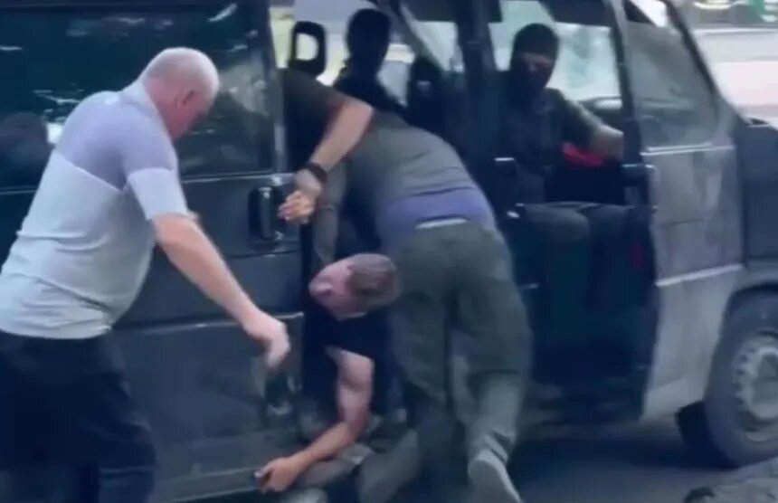    Фото: кадр из видео очевидцев задержания