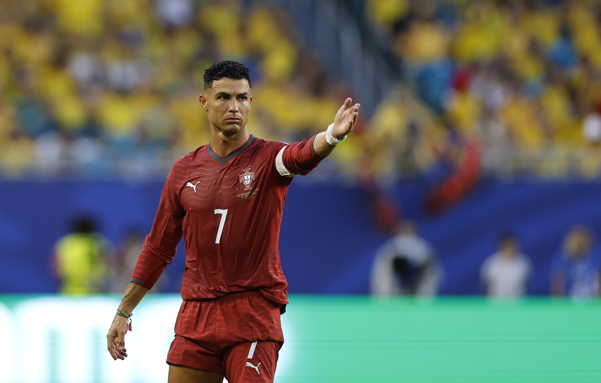    Нападающий сборной Португалии Криштиану Роналду  Michael Reaves/Getty Images