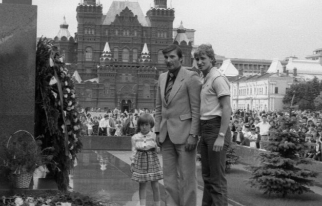 1982 год. Москва, Красная площадь. Владислав Третьяк с дочерью и Уэйн Гретцки у Мавзолея В.И.Ленина