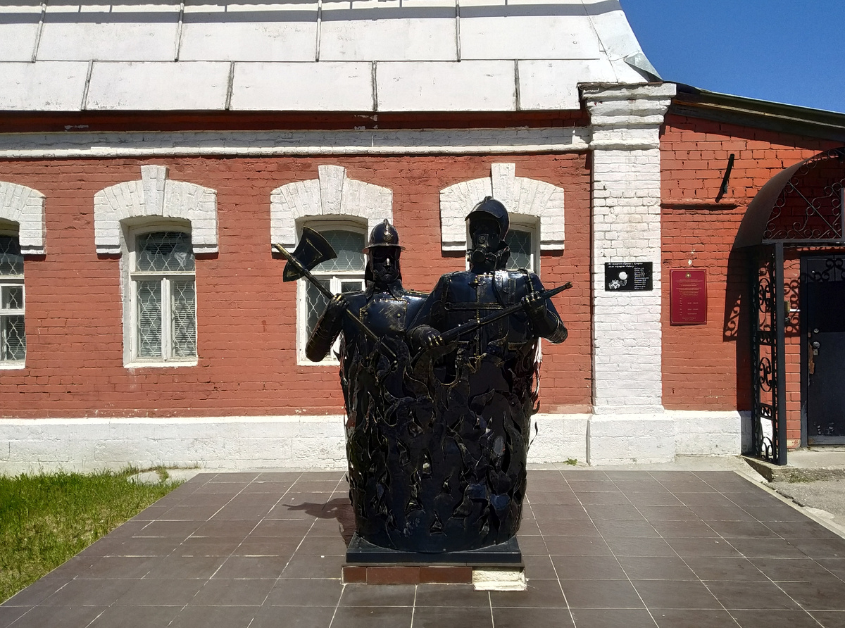 Памятник пожарным у здания пожарной части, фото автора