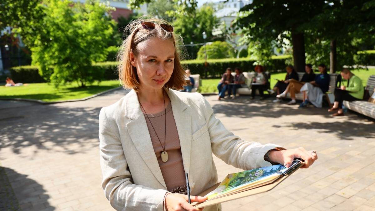    Москвичка Мария Анищенко на Фестивале пленэров в Саду Баумана / Фото: Пелагия Замятина / Вечерняя Москва