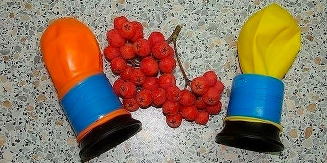 "Духарик" - грозное оружие пацанов из 90-х. Ещё делали "харкалки". Калина или рябина служила нам снарядами