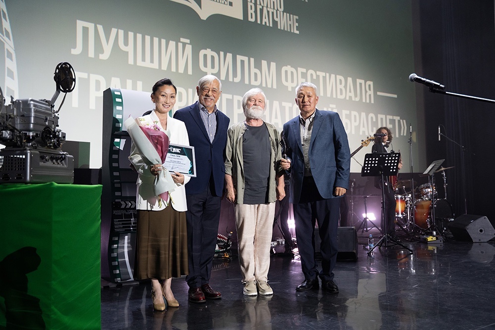    Создатели фильма "На краю света", получившего Гран-при "Гранатовый браслет", с президентом фестиваля Владимиром Грамматиковым. / Предоставлено пресс-службой кинофестиваля
