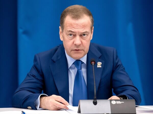 Медведев: разрыв Еревана с Москвой приведет к тяжелым последствиям для армян