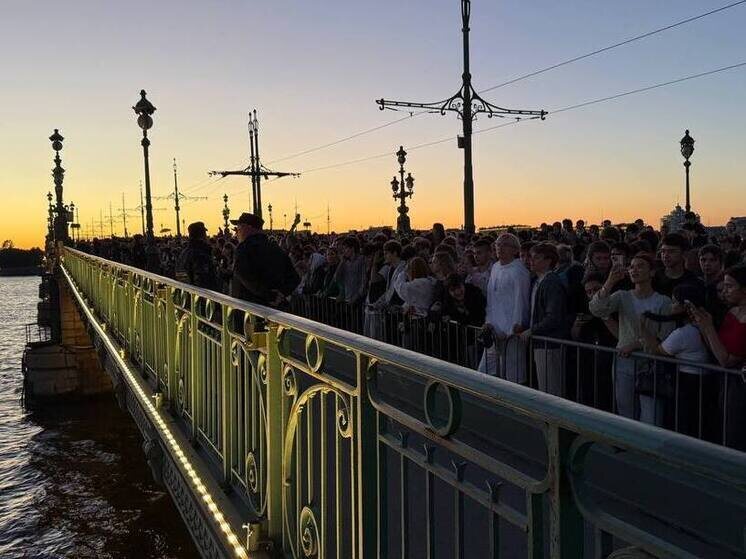     С 2005 года разведенный пролет Троицкого моста долгое время оставался частью визуального образа праздника. Фото: СПб ГБУ «Мостотрест».