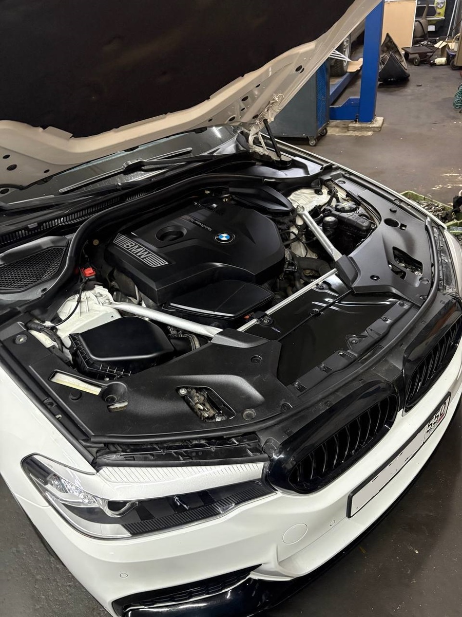 BMW G30 приехал в сервис с жалобой на сильную вибрацию в руле при торможении.