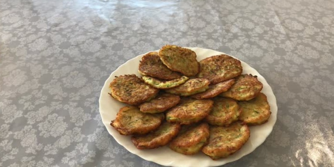 Оладьи из кабачков и картофеля на сковороде.