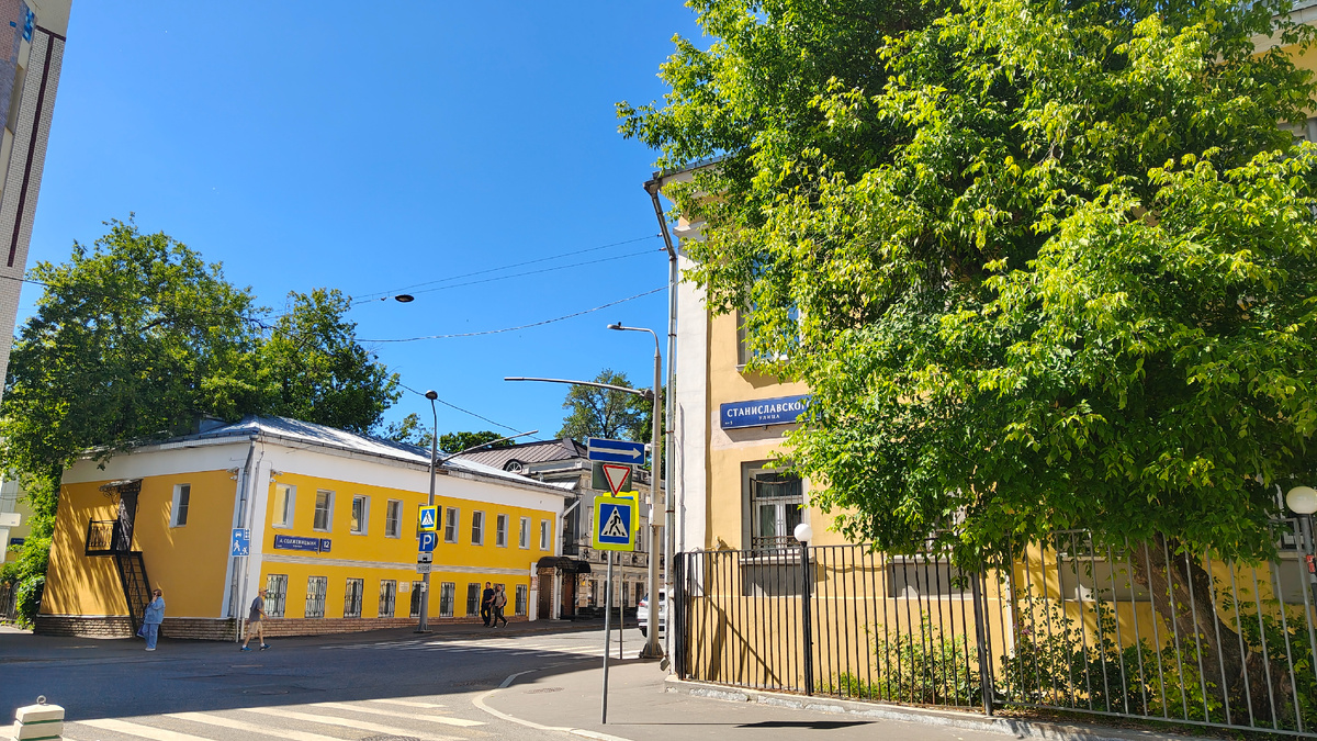 Ещё один ракурс на этот же перекрёсток 