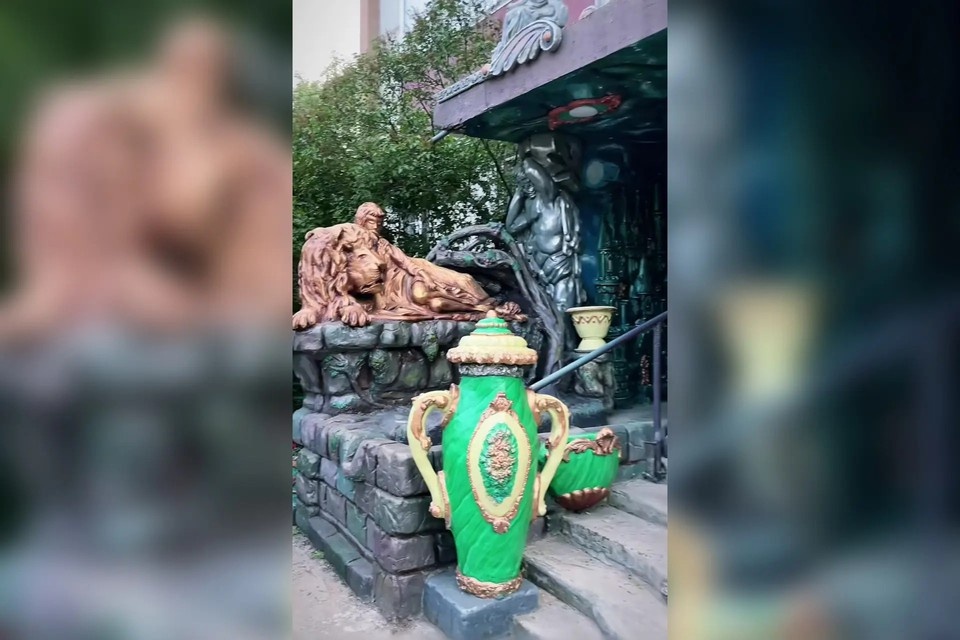    Житель Абакана превратил один из подъездов многоэтажки в древний замок. Фото: _yana_realty_