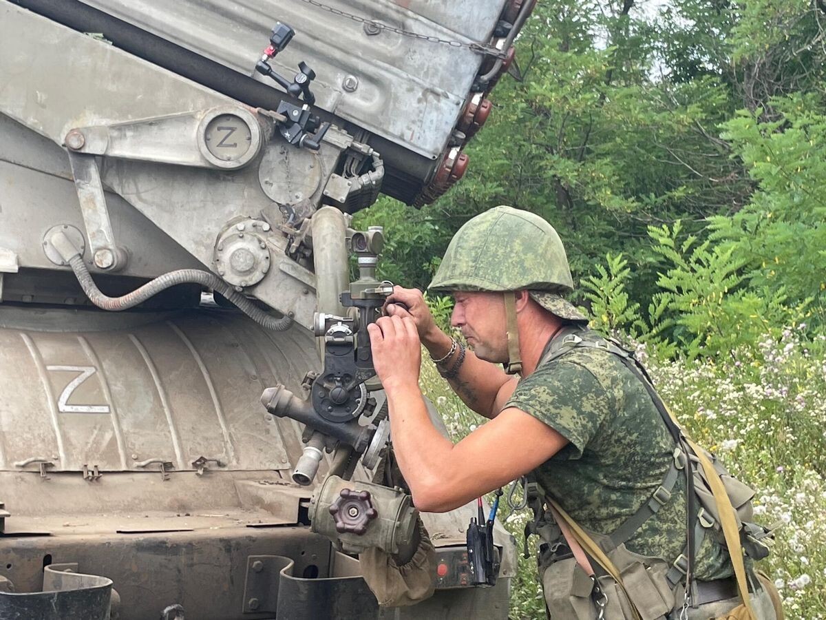    Военнослужащие подразделения реактивной артиллерии и 1-й бригады армии ДНР готовятся к стрельбе по позициям ВСУ на Авдеевском направлении© РИА Новости . Андрей Коц