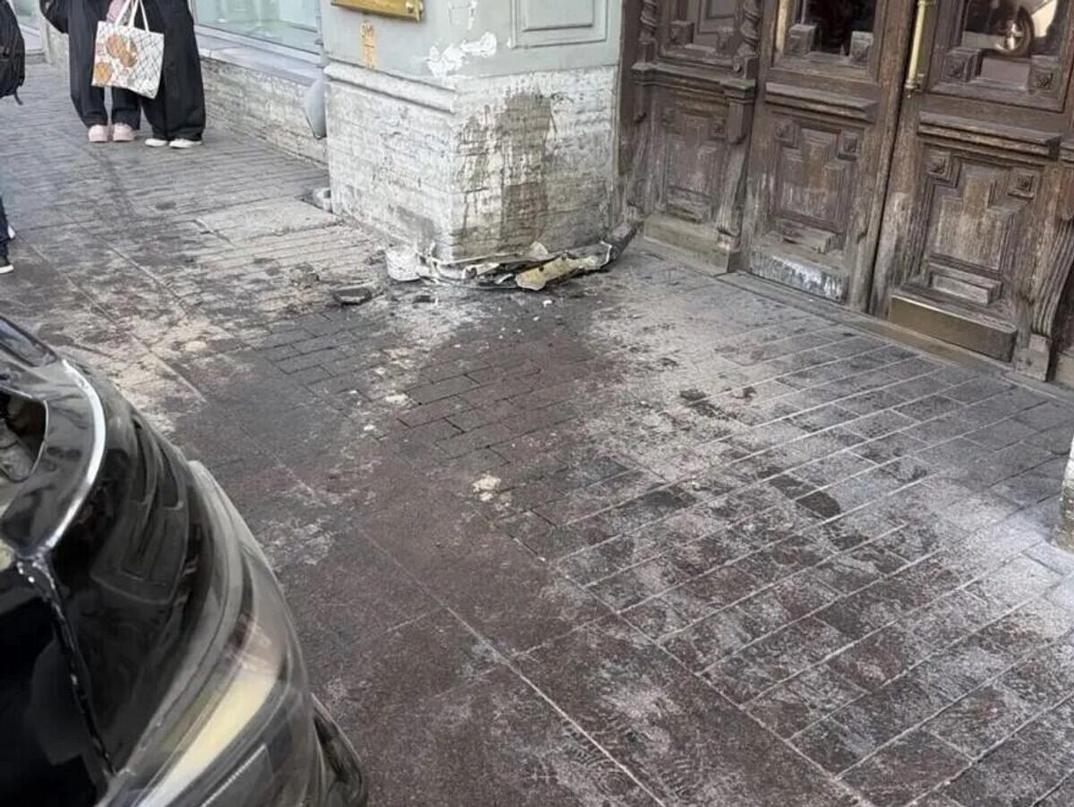    Нетрезвый водитель иномарки въехал в стену здания на Невском проспекте в историческом центре Санкт-Петербурга | © Фото : Росгвардия. Санкт-Петербург и ЛО/MAX
