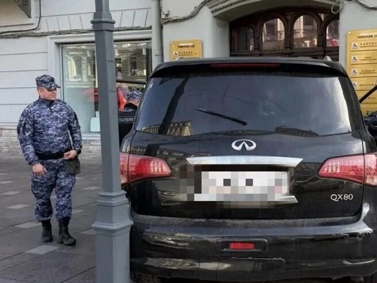    Нетрезвый водитель иномарки въехал в стену здания на Невском проспекте в историческом центре Санкт-Петербурга | © Фото : Росгвардия. Санкт-Петербург и ЛО/MAX
