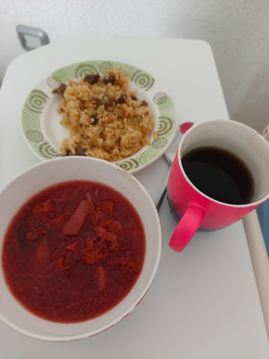 Мой обед сегодня. Борщ постный, без мяса и соли. А плов с мясом и с солью. Наверное разные повара😊