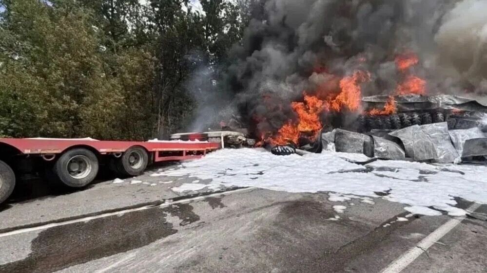    Появились кадры смертельного ДТП в Ростовской области: фура врезалась в грузовик   Госавтоинспекция Ростовской области