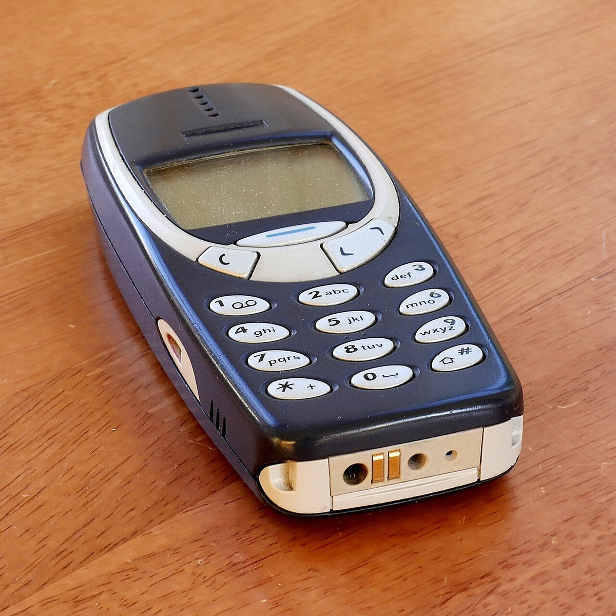 Автор: Santeri Viinamäki / Лицензия: CC BY-SA 4.0 / Источник: https://commons.wikimedia.org/wiki/File:Nokia_3310_phone.jpg