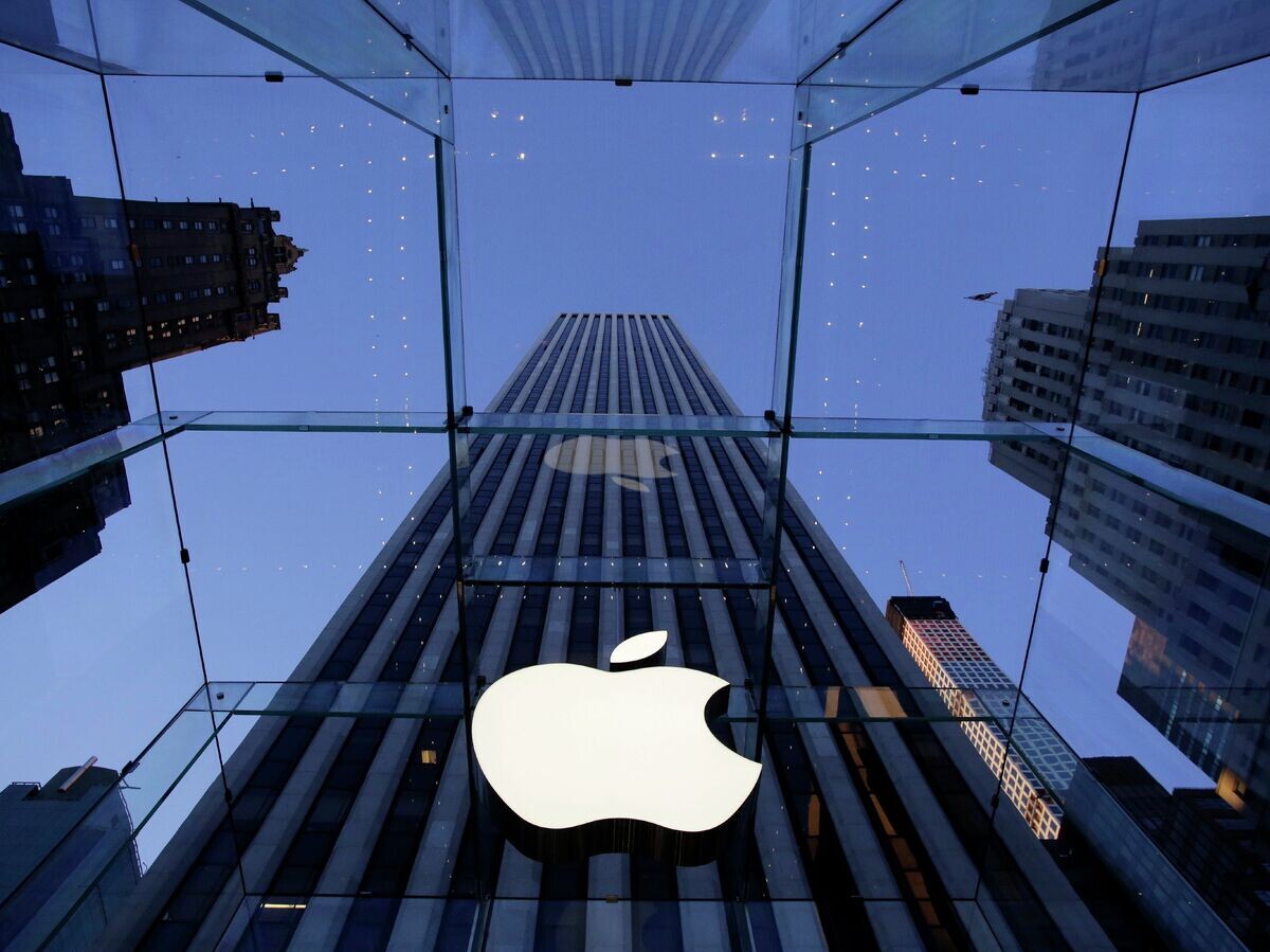    Логотип компании Apple над входом в здание в Нью-Йорке, США | © AP Photo / Mark Lennihan