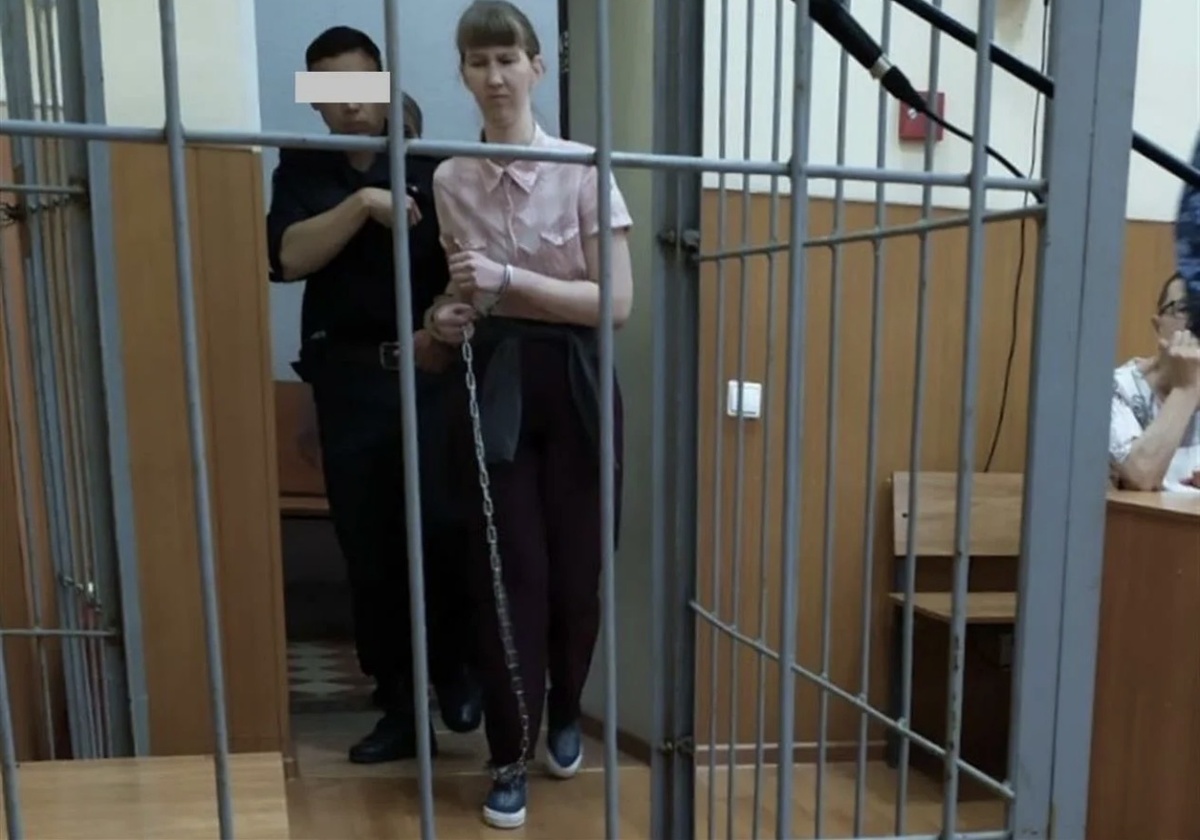 Найдено в Яндекс Картинках по запросу «9 августа 2021 года. Самара, жилой массив Крутые Ключи. 26-летняя Елена Лаврова накормила двух сыновей — трёхлетнего Захара и восьмимесячного Марка. Затем она усадила младенца в автомобильное кресло, застегнула ремни безопасности, лишив его возможности двигаться, и ушла из дома. В пивной бар. Выпила, нашла компанию, продолжила веселье на квартире у новых знакомых.»