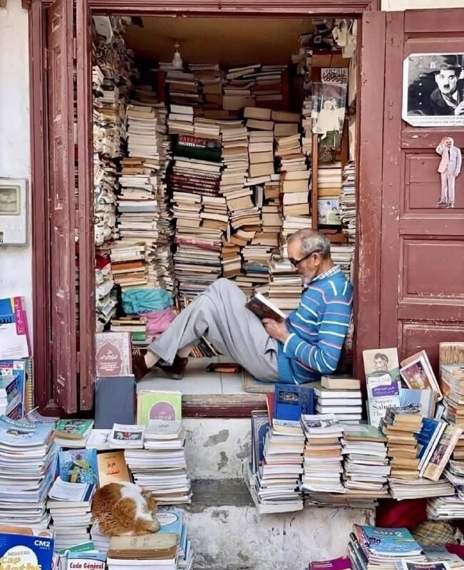 Уличный книготорговец, который не боится воров уже 43 года