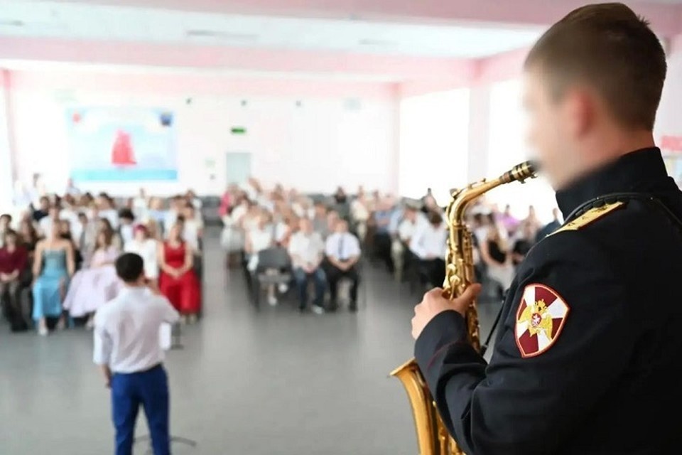    Росгвардейцы выступили на концерте для выпускников Мариуполя. Фото: Росгвардия ДНР
