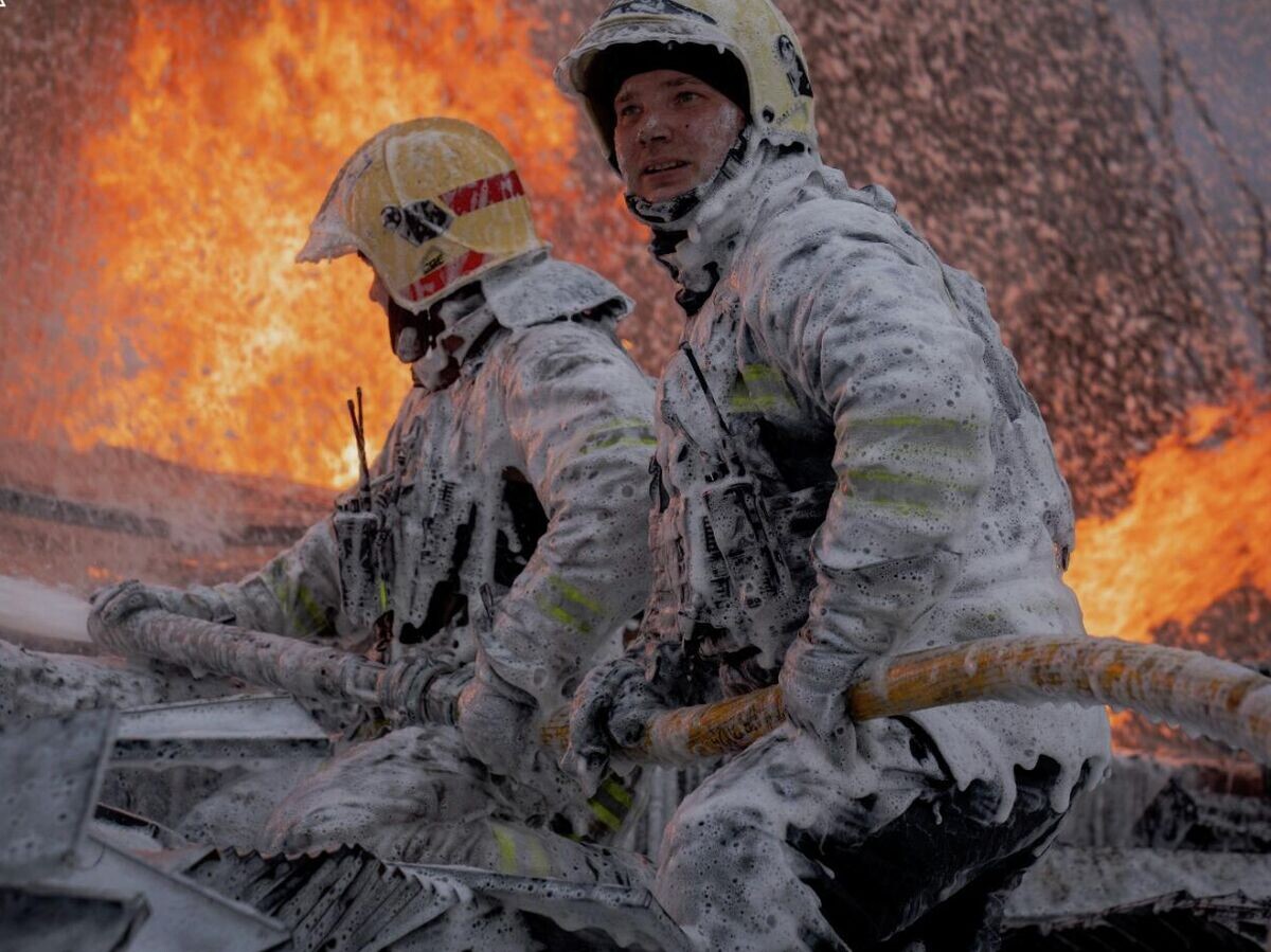    Украинские пожарные во время тушения пожара | © Фото : ГСЧС Украины