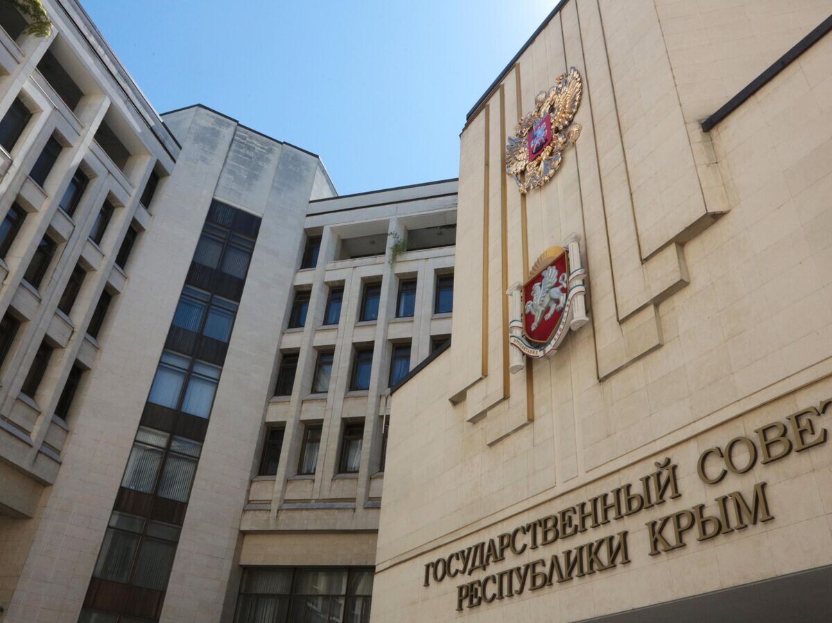    Государственный герб России установили на здании парламента Крыма | © РИА Новости / Макс Ветров