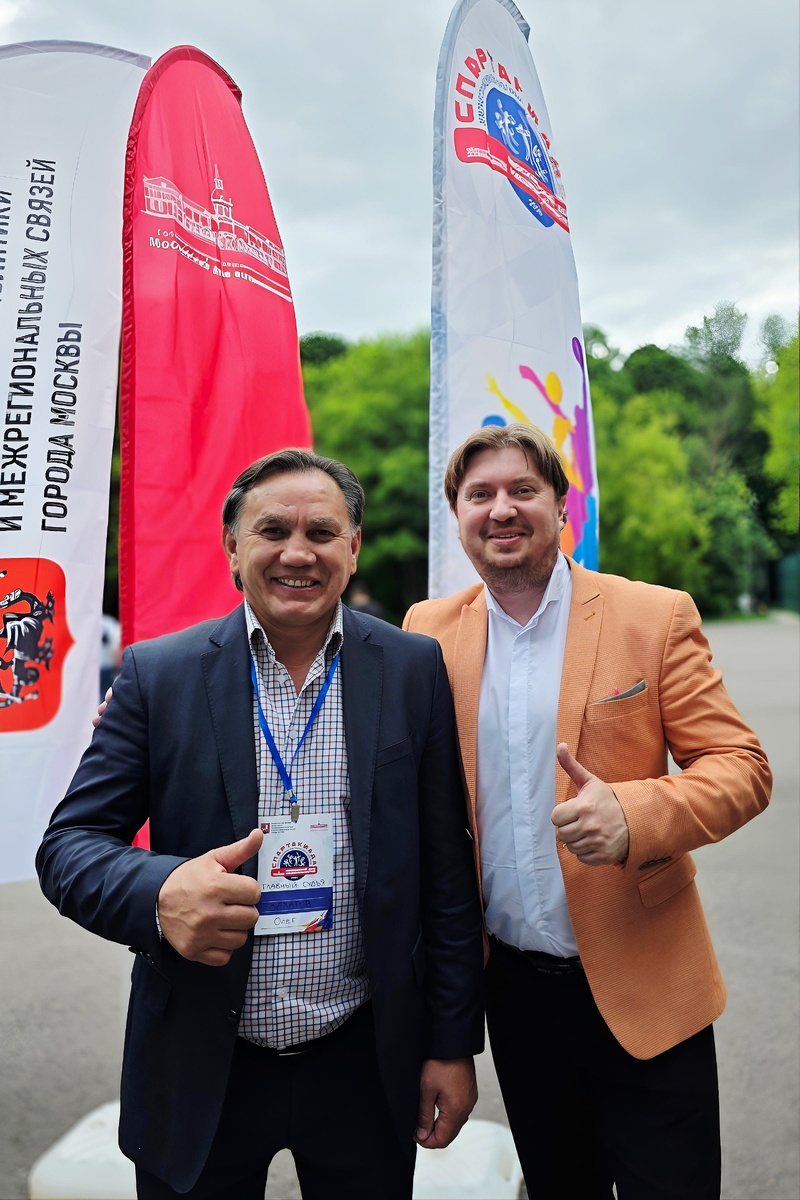 Мастер спорта международного класса по боевому самбо, мастер спорта по рукопашному бою, мастер спорта по джиу-джитсу, неоднократный победитель супербоёв на чемпионатах мира и Европы, чемпион Азии по боям без правил, чемпион Евразии, обладатель кубка России, многократный чемпион Москвы по боевому самбо, многократный чемпион Москвы и международных турниров по джиу-джитсу, пятикратный чемпион Москвы и международных турниров по джиу-джитсу, пятикратный чемпион МВД России, десятикратный чемпион ГУВД Москвы, победитель и призёр многих международных турниров по рукопашному бою, серебряный призёр чемпионата мира по комплексному единоборству, чемпион Европы среди полицейских по каратэ-до в составе команды России, чемпион мира среди спортсменов старше 35 лет ОЛЕГ ЗАХАРОВ.