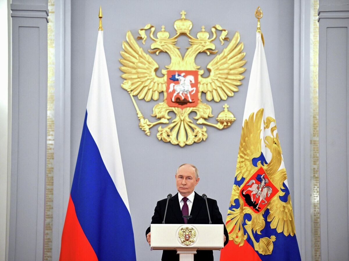    Президент РФ Владимир Путин выступает на встрече с выпускниками вузов силовых ведомств | © РИА Новости / Юрий Кочетков
