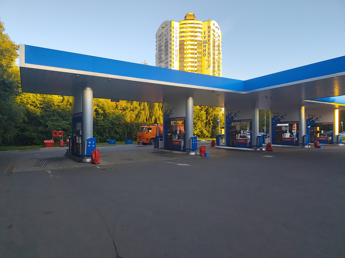 Пустая заправка "Газпром" в Москве