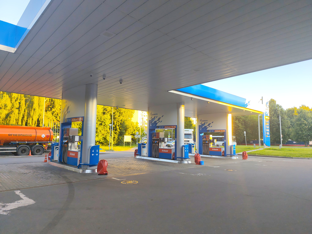 Пустая заправка "Газпром" в Москве