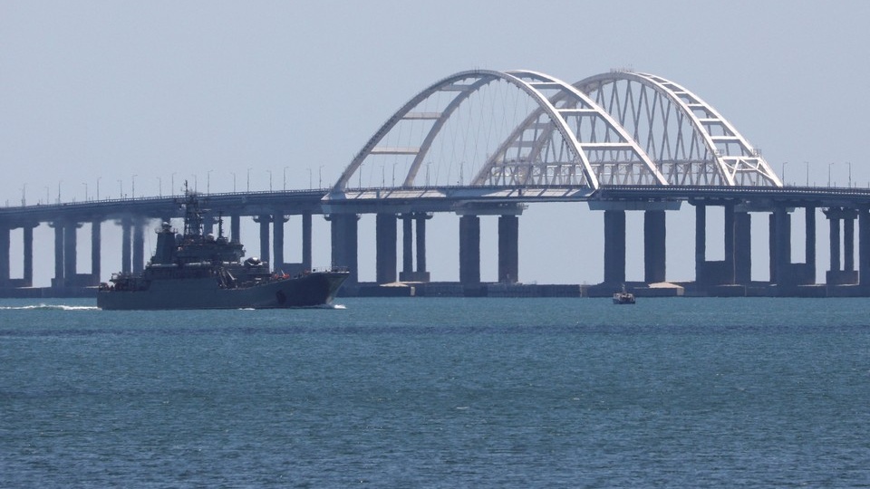 Движение по Крымскому мосту временно приостановлено