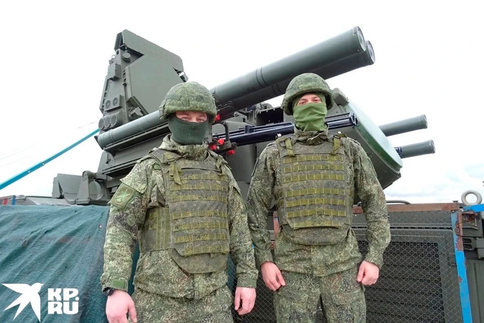    Эти офицеры стояли на страже неба в зоне СВО, а сейчас сбивают дроны врага у ворот Москвы. Александр БОЙКО