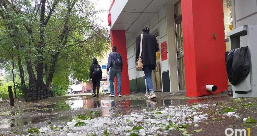 Гроза, град и шквальный ветер: в Омскую область идёт непогода