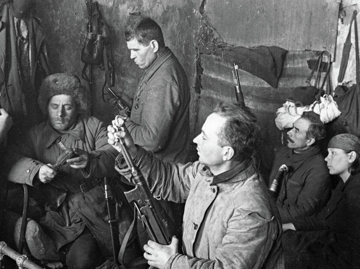    Великая Отечественная война 1941-1945 гг. Партизанская война на Украине. Партизаны Донбасса проверяют готовность оружия к бою | © РИА Новости / Анатолий Егоров