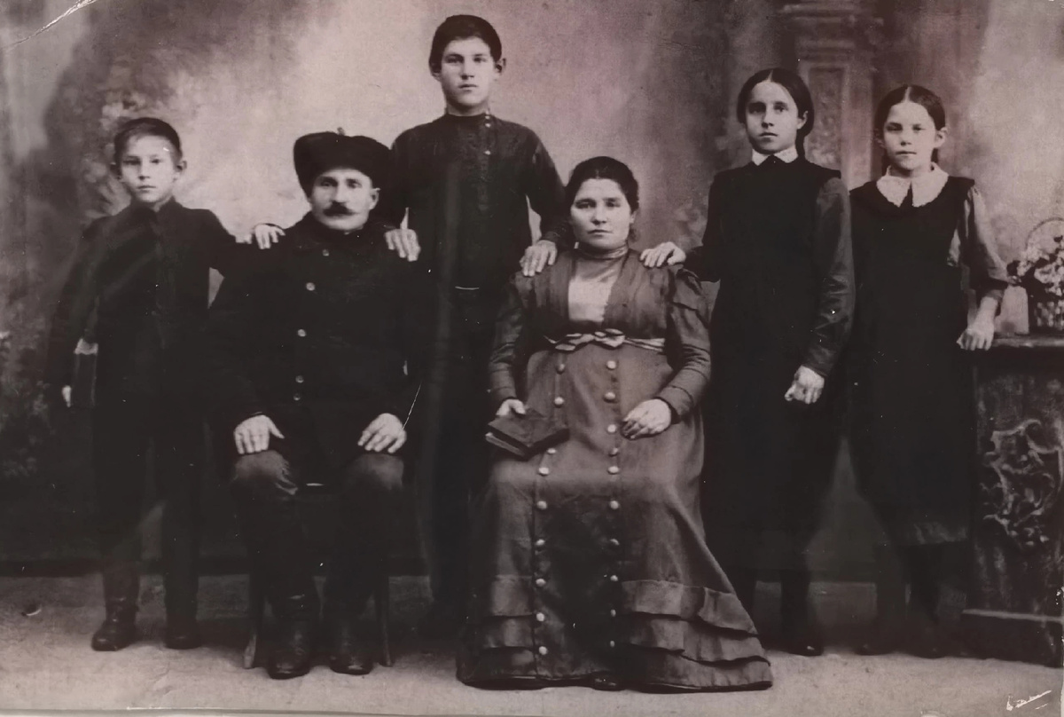 Семья Саяпиных. Переселенцы в гор. Благовещенск (1905 - 1906 годы). Проживали по ул. Ремесленной (ныне - ул. Чайковского). Фото сделано в 1914 году. 