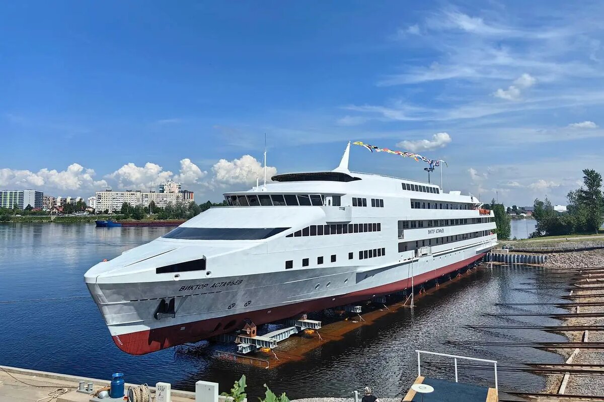     Спуск на воду теплоход «Виктор Астафьев» летом 2024 года. Сейчас его строительство почти завершено