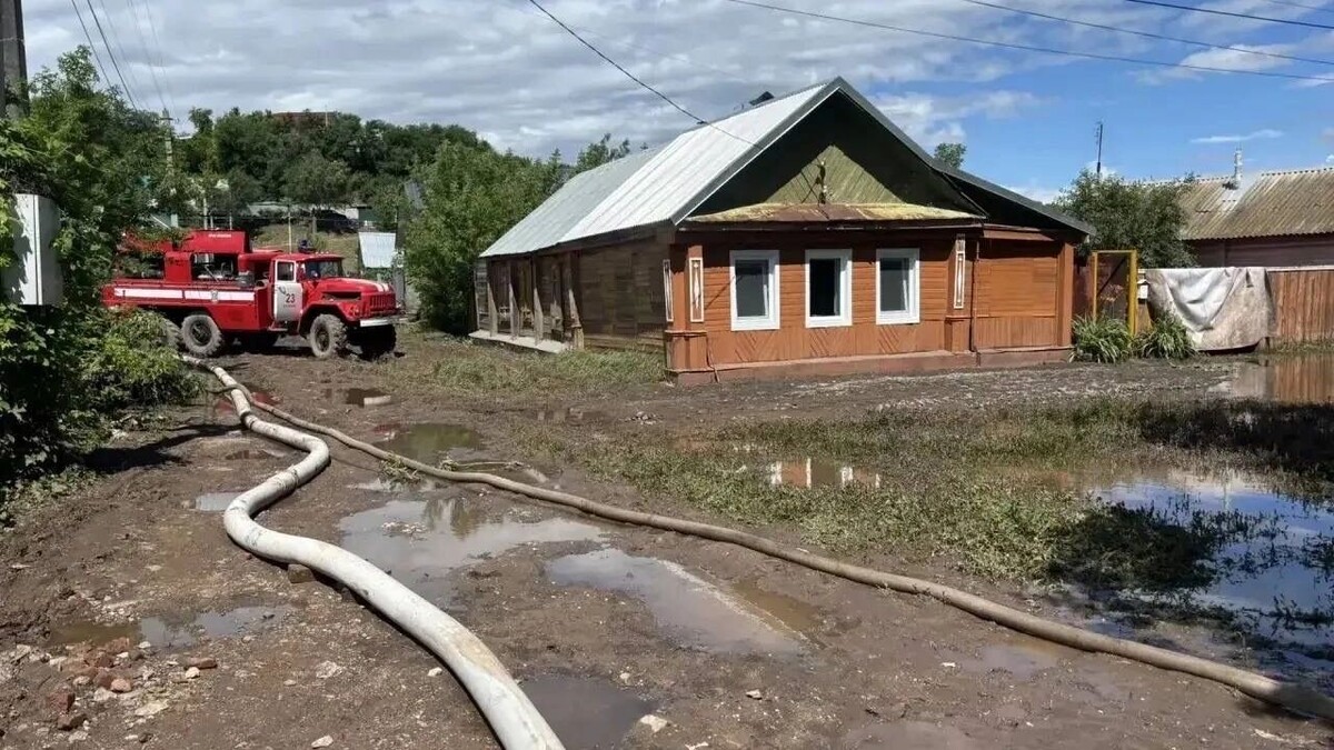    В Бугуруслане остаются затопленными 8 домов   Глава Бугуруслана Дмитрий Дьяченко