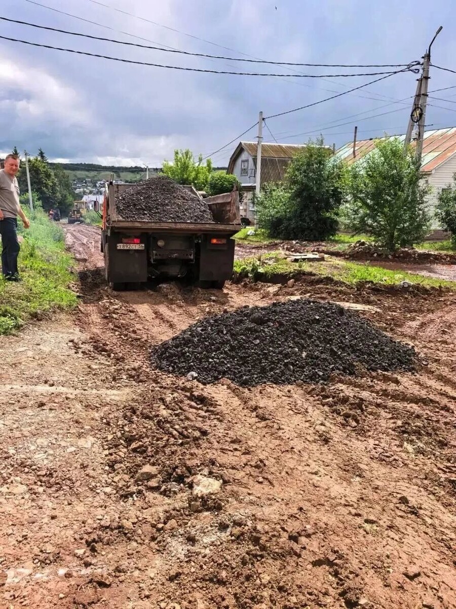    В Бугуруслане остаются затопленными 8 домов   Глава Бугуруслана Дмитрий Дьяченко
