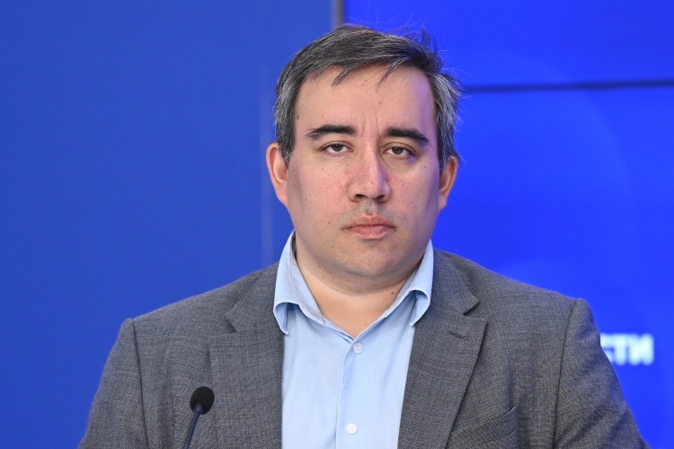 Александр Решидеович Дюков. У него каждое фото весьма своеобразное. Фото из открытых источников