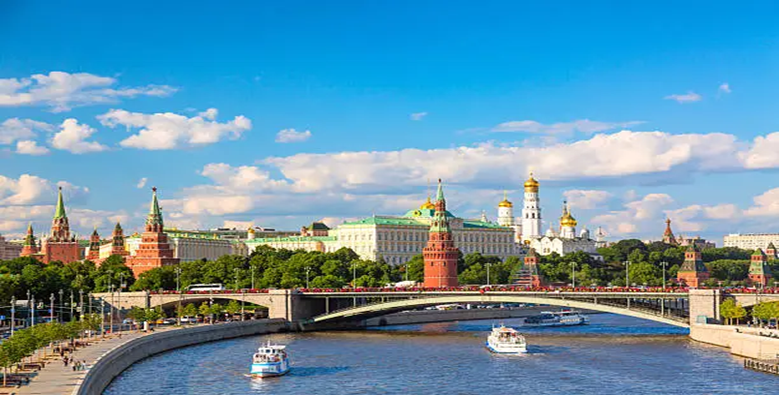 Москва — столица и крупнейший город России, имеющий богатую историю, уникальную архитектуру и культурное наследие. Она является политическим, экономическим и культурным центром страны, а также одним из самых посещаемых городов мира. 