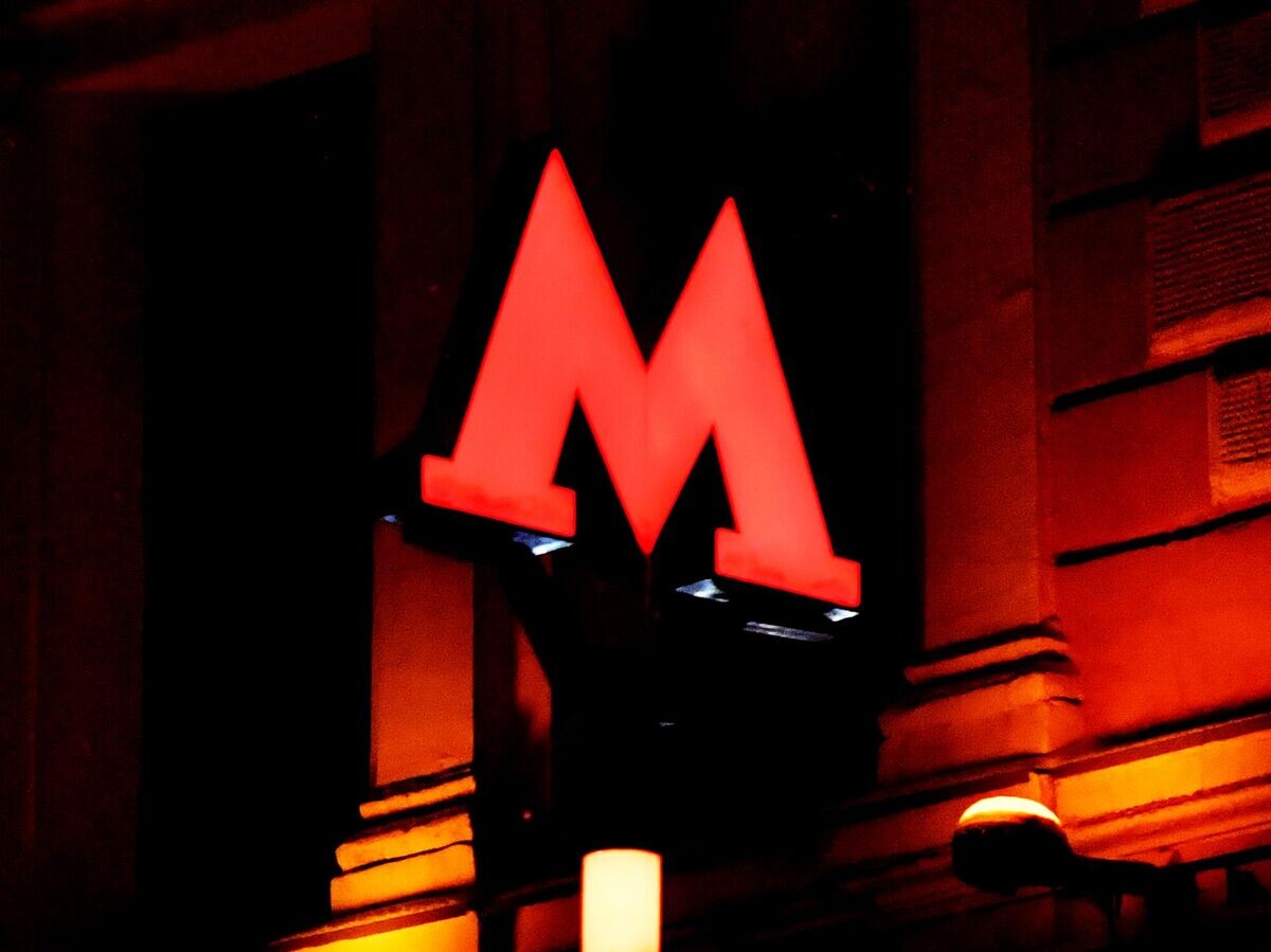    Знак метро у входа на станцию в Москве | © РИА Новости / Наталья Селиверстова