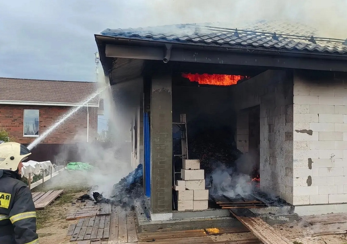    Фото: ГУ МЧС РФ по Нижегородской области. В тушении пожара были задействованы четыре боевых расчёта