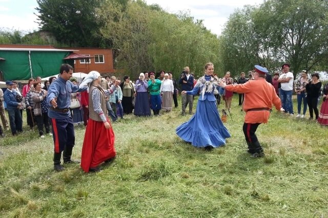    Казаки празднуют Троицу на Бузулуке. Фото: https://vk.com/
