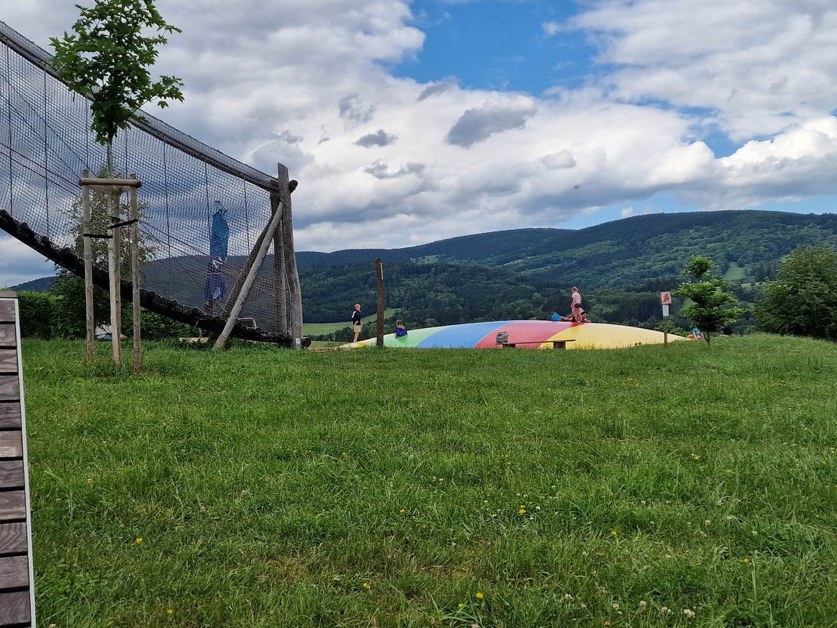 фото автора: детская площадка в горах Крконоши. Даже на такой коротенькой травке можно получить укус