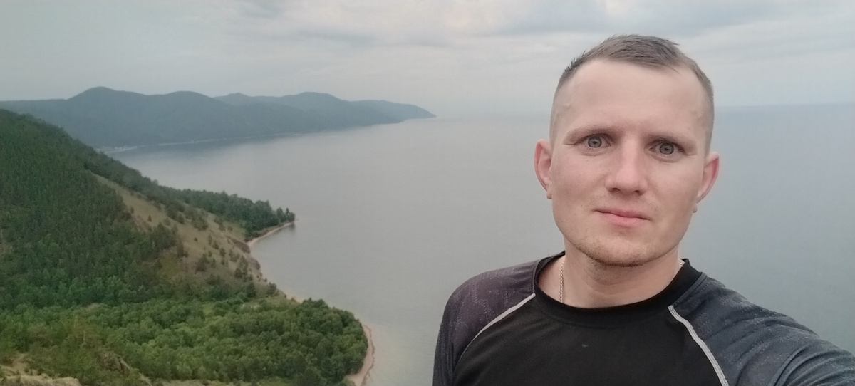 Одной из самых интересных и запоминающихся для него стала его поездка на Байкал в августе 2025 года. С коллегами по предприятию Валерий прошел 50 км по Большой Байкальской туристической тропе, которая находится недалеко от финальной точки магистральных нефтепроводов Красноярск – Иркутск и Омск – Иркутск. С собой путешественники взяли флаг с логотипом «Транснефть – Восток». 