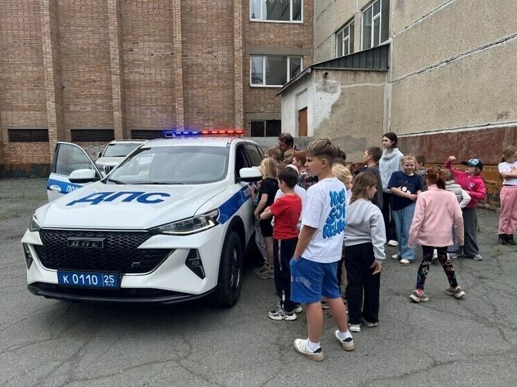     Владивостокские школьники сели за руль патрульной машины ДПС. Фото: пресс-служба приморского УМВД