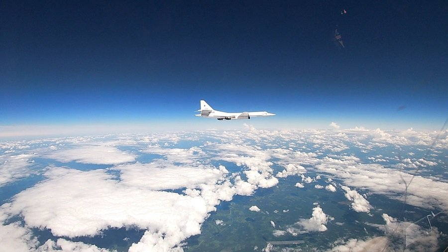 Стратегический ракетоносец Ту-160М во время планового полета над нейтральными водами Балтийского моря - Фото: Минобороны РФ/ТАСС