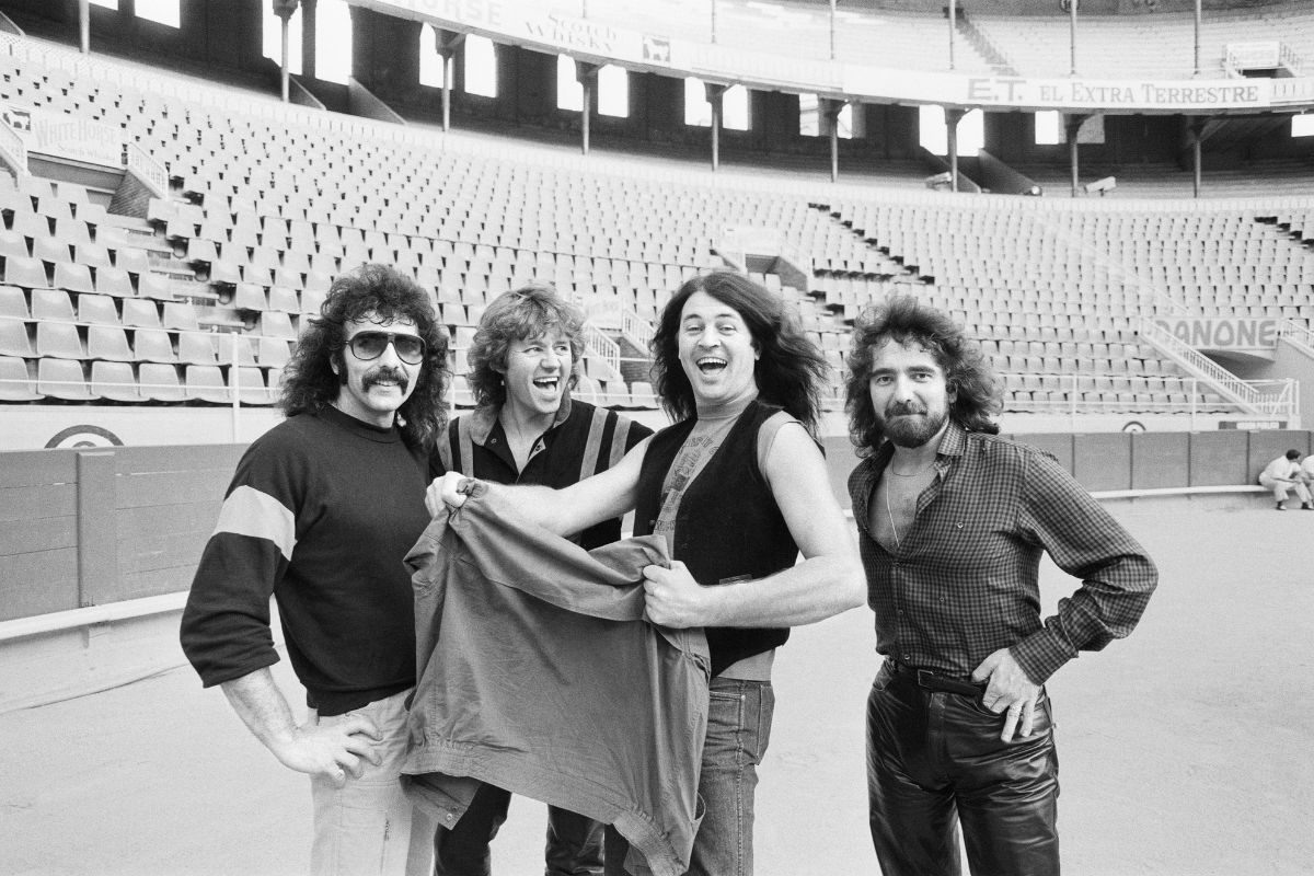 Группа Black Sabbath во время своего злополучного тура Born Again, Барселона, 14 сентября 1983 года. Слева направо: Тони Айомми (гитара), Бев Беван (ударные), Иэн Гиллан (вокал), Гизер Батлер (бас).