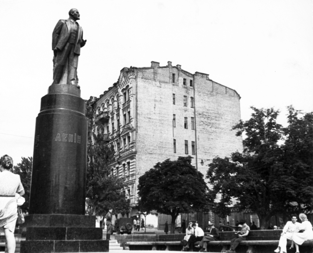    Памятник В. И. Ленину на бульваре Тараса Шевченко в 1947 году. / Фото: andcvet.narod.ru